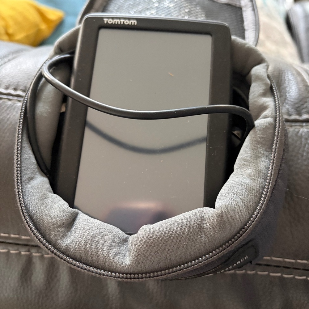 TOM TOM GPS IN CASE WITH CORDS USED LIKE NEW